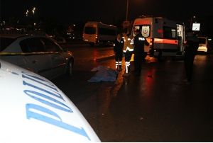 Kamyonetin altnda 200 metre srklenen kadn ld