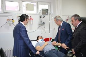retmenleri tayan otomobile beton mikseri arpt: 4 yaral