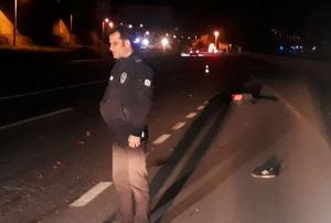 Alkol alp yolun ortasnda sznca feci ekilde  can verdi