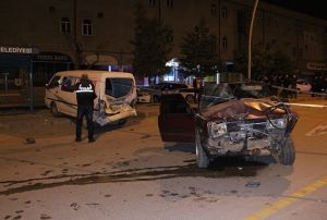 Otomobil park halindeki kamyonete arkadan arpt: 5 yaral