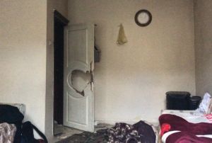 ocuklarnn kapsn kitledi, karsn tahra ile ldrd
