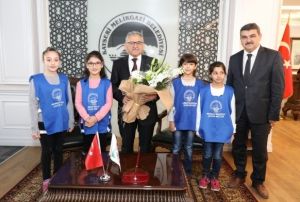 ocuk Meclisi yeleri Bakan Bykkln  Tp Bayram'n Kutlad