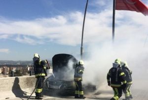 Seyir halindeki otomobil alev ald