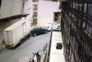 Freni patlayan kamyonet ortal sava alanna evirdi