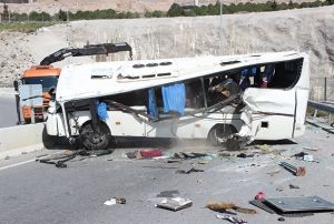 zel rencileri tayan okul servisi devrildi: 4' ar 28 yaral