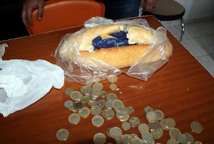 Dilendikleri paray ekmek arasna sakladlar