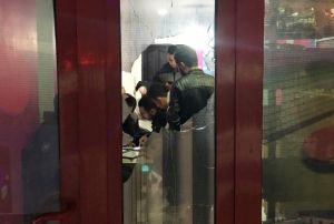 Ellerindeki dner baklaryla dkkann camlarn krdlar