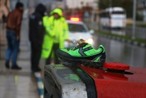 Traktrn arpt minik bedenden geriye ayakkabs kald