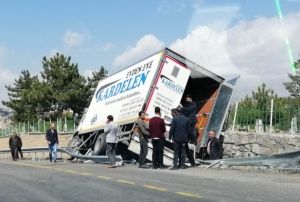 Srcsnn hakimiyetini kaybettii kamyon duvara arpt: 1 yaral
