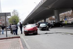 Kavakta arpan otomobillerde maddi hasar meydana geldi