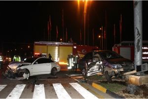 Otomobiller kavakta arpt, ortalk sava alanna dnd: 4 yaral