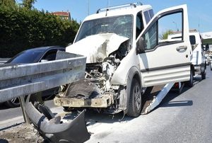 Bariyerlerin ok gibi sapland aratan yaral olarak kurtuldu