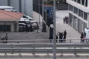 Emniyet Mdrlnn duvarna kp intihar etmek istedi