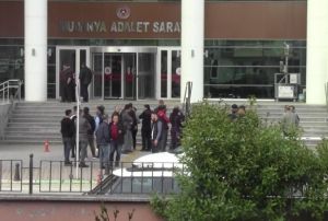 Grlt tartmasnda askeri srtndan baklayarak ar yaraladlar