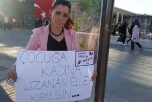 Boanma davas amasn davul ile kutlayan kadn, aylardr boanamayn