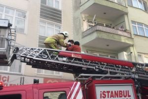 Korku dolu anlar: 20 kii yangnda mahsur kald