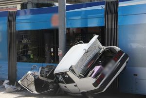 Tramvay ile arpan otomobil havada kald