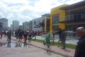 ampiyonluk mcadelesi veren iki takmn mann bitiminde kavga kt