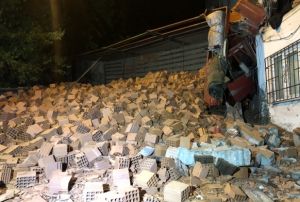Freni boalan tula ykl kamyon evin duvarna girdi