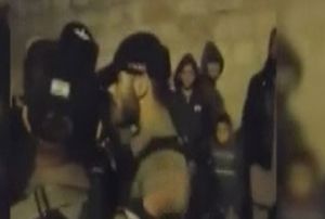 srail askerleri Mescid-i Aksa'da teravih namaz klanlara saldrd