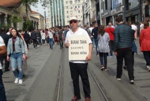 Kendi mezar tan yaptrp Taksimde dolat