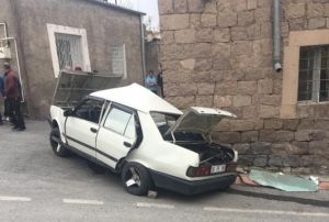 Mimarsinan'da otomobil, evin nnde oturan kadna arpt