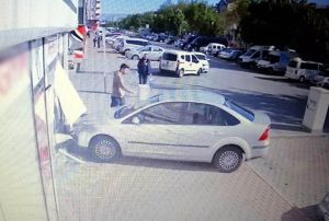 nlerinde olan kazaya aldr etmeden geip gittiler