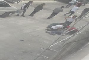  Camlar silmek iin iskeleye kan ii asfalta dt