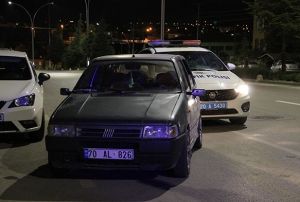 Otomobilin kaputunda yolculuk az kalsn canndan edecekti