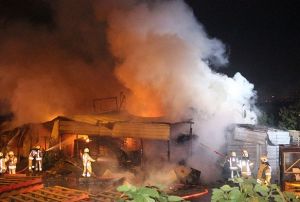 Palet fabrikas alevlere teslim oldu
