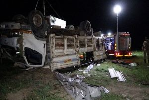 Kaak gmenleri tayan kamyon devrildi: 5 l, 37 yaral