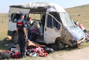 Tarm iilerini tayan minibs devrildi: 13 yaral