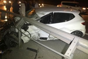 Makas atan otomobil bariyerlere ok gibi sapland