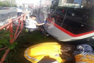 Tramvayn altnda kalan yal kadn yaral olarak kurtarld