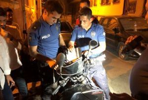Silahl saldrgan, tornavidayla polislere saldrd