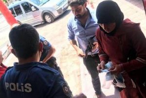Yolda bulduu para ve altn dolu antay sahibine verdi
