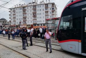 Kayseride tramvayn altnda kalan bir kii yaraland