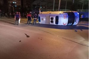 Otomobille arpan ambulans devrildi: 7 yaral