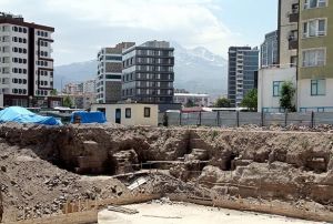 Kayseri'de inaat srasnda tarihi kalntlar bulundu