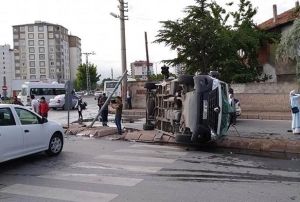 Servis minibs yan yatt: 2 yaral
