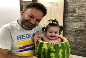 7 aylk bebeini karpuzun iin oturtarak serinletti