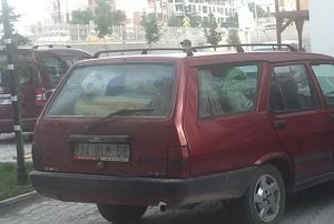 Ak gen, babas ile tartp otomobilden atlad