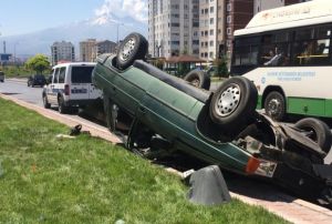 Direksiyon hakimiyeti kaybolan otomobil ters dnd