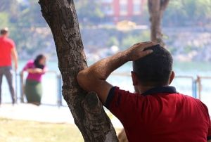 ntihara teebbs eden kadn, kocas aaca yaslanarak izledi