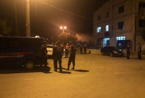 Mahalleli tacizcinin evini basp eyalarn sokakta atee verdi