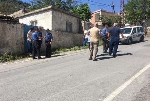 Tatile giden komusunun gvercinlerini beslerken, damdan derek ld