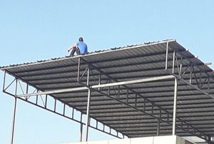 7 saat atda bekledi, onlarca grevliyi megul etti