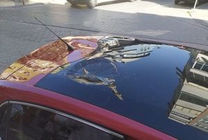 Seyir halindeki otomobilin zerine 5inci kattan atlan koltuk dt