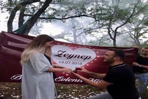  Elinde silahla ate ede ede evlilik teklifi yapt