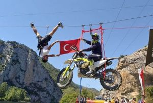 Motosikletle zipline yapt